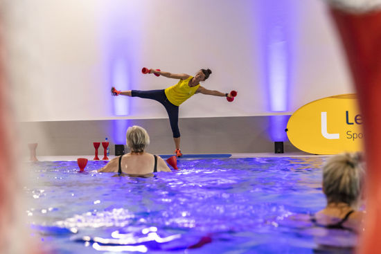 Gruppe beim Aqua-Crossfit